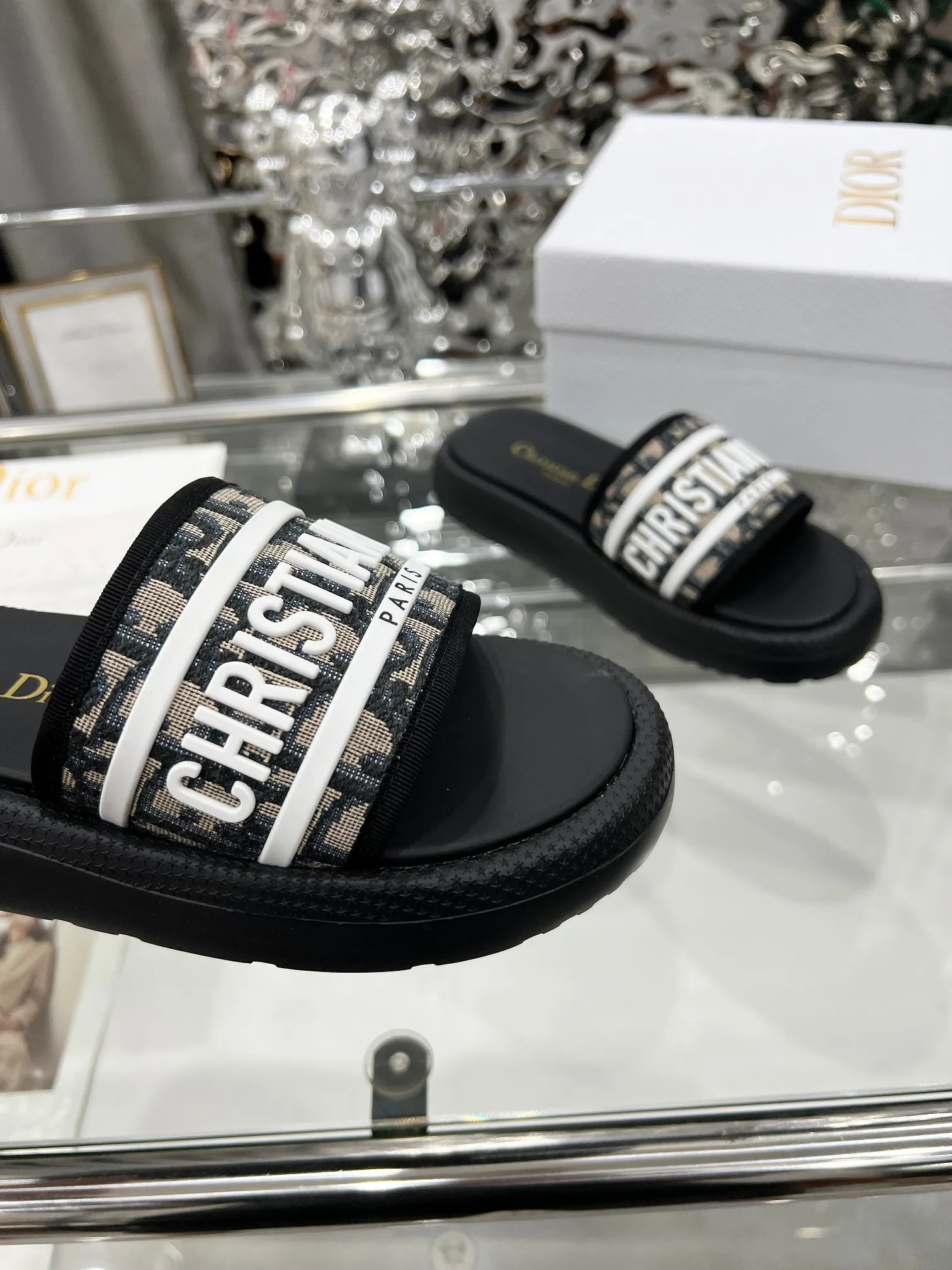 👟👟Ex-factory price 360👟👟 Dior Dior spring and summer catwalk newly upgraded sandal series classic thick-soled sandals original 1:1 development soft and delicate foot feel extremely comfortable versatile style original foam outsole 💝💝💝easy to control, 3 colors available, medium size 35-40 (41-42 customized)